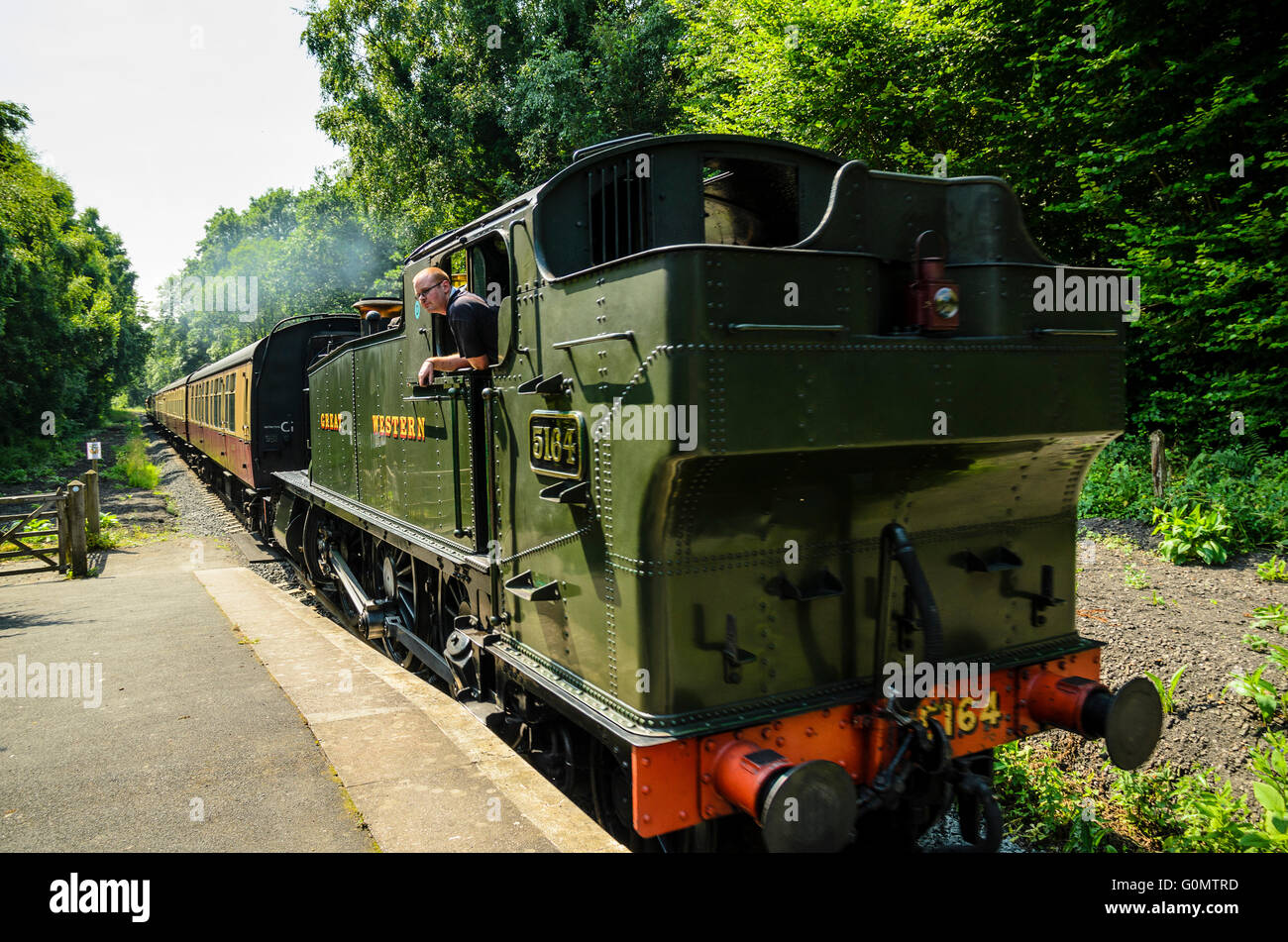 Ex-Great Western Railway Tenderlok Nr. 5164 schleppt einen Zug auf die Severn Valley Railway in Shropshire, England Stockfoto