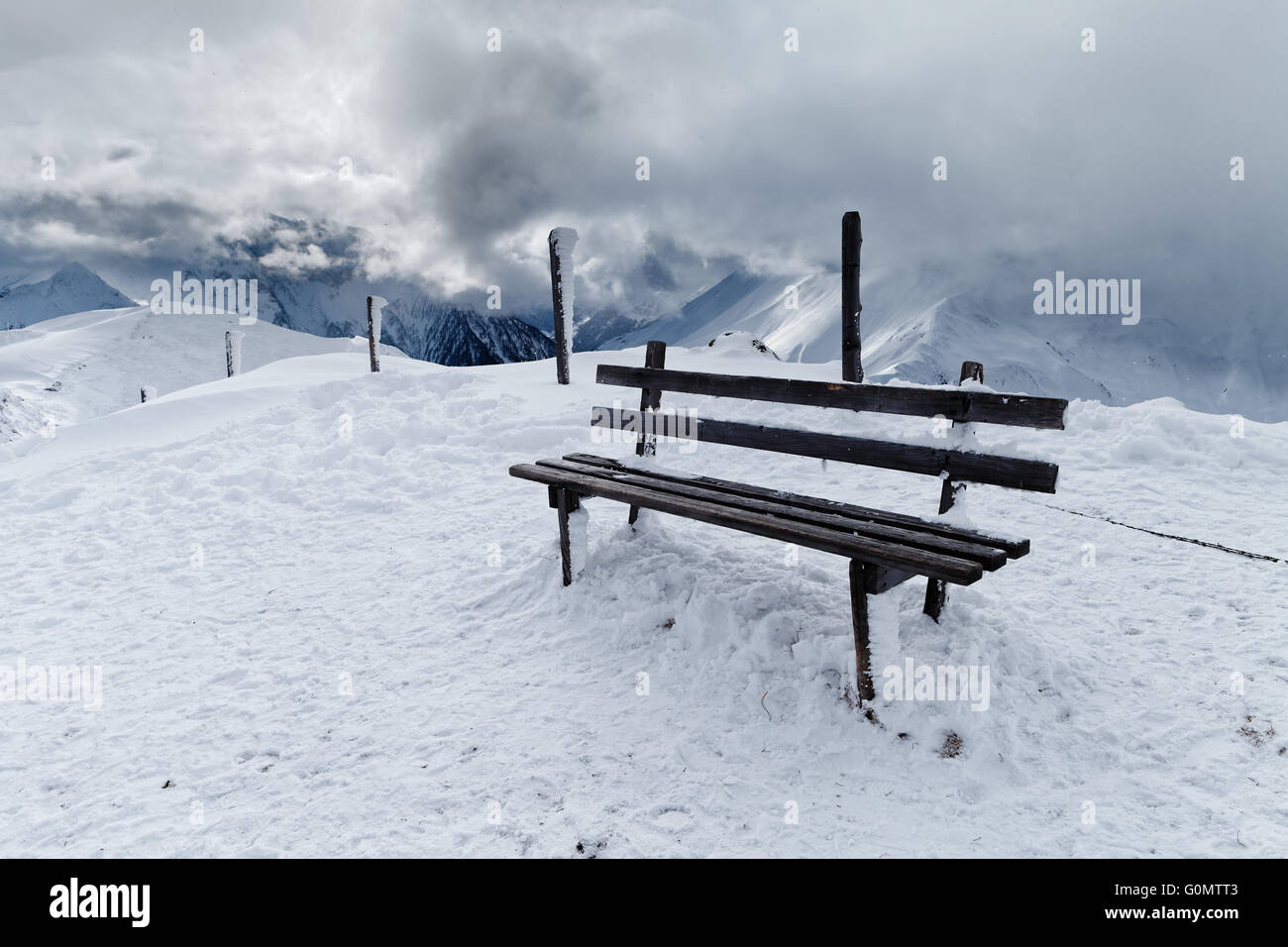 Alpenlandschaft mit Holzbank Stockfoto