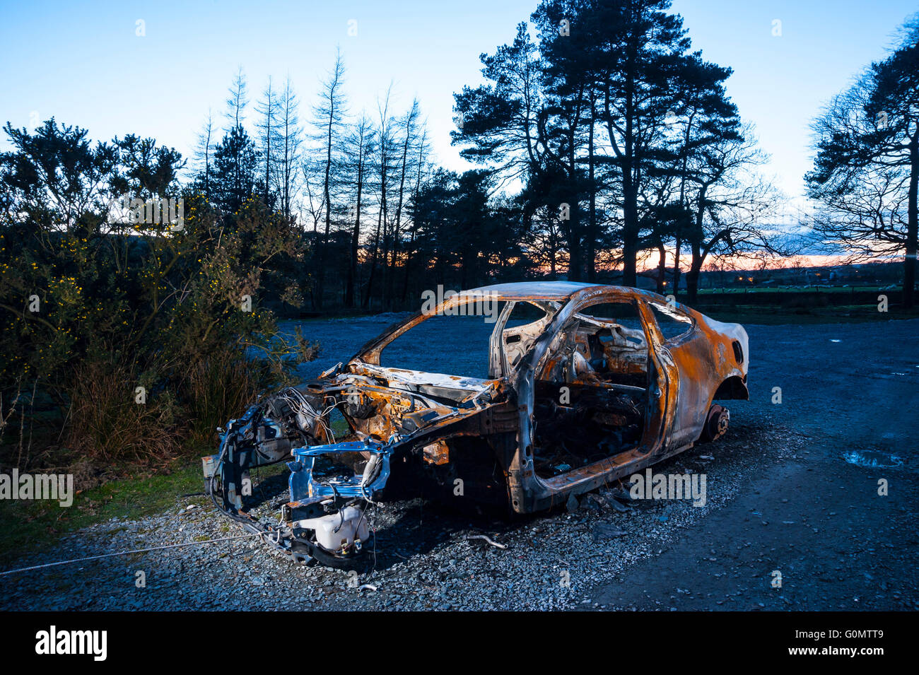 Ausgebrannten Auto am entfernten Standort im Wald von Bowland Lancashire Stockfoto