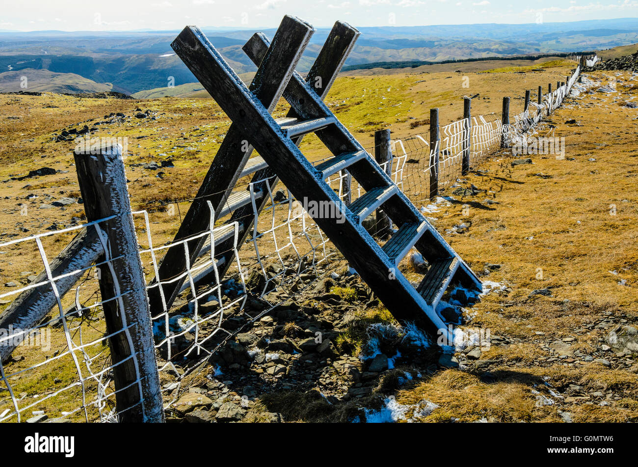 Hoar Frost am Zaun und Stil auf Plynlimon aka Pumlumon Fawr in Ceredigion Wales Stockfoto