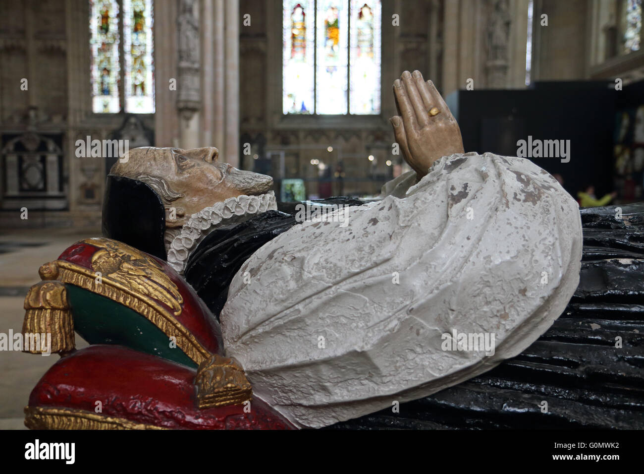 Ein Beispiel für eine der alten aufwendige Sarkophags im York Minster stellt dieser einen Tudor Mann festgelegten im Gebet Stockfoto