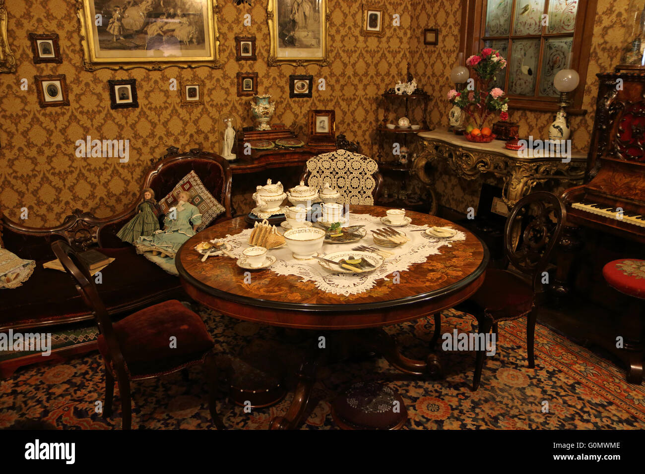 Darstellung einer viktorianischen Salon oder Wohnzimmer geschmückt und gekleidet mit authentischen Elementen im Burgmuseum York Zimmer Stockfoto