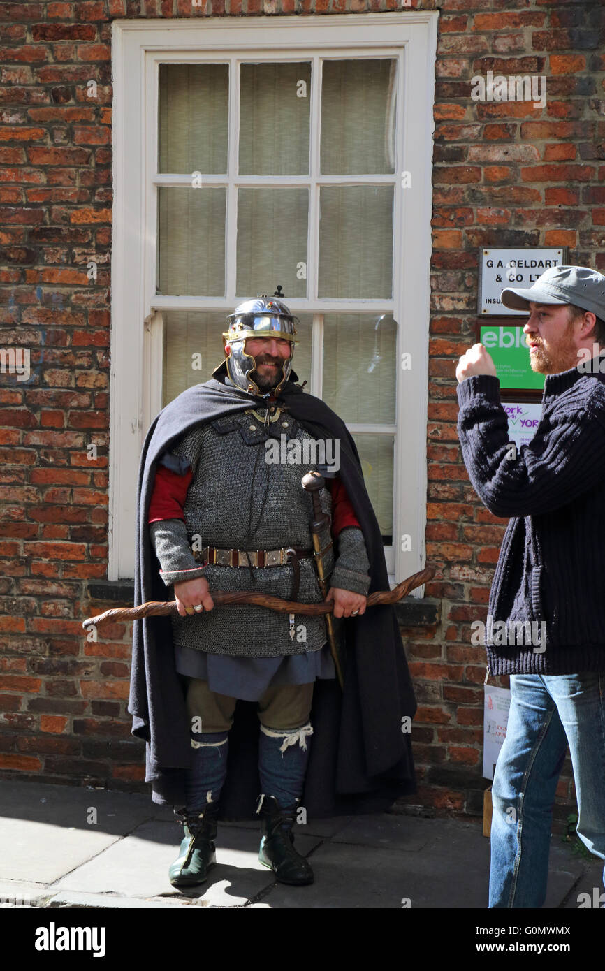 Römischer Zenturio im Gespräch mit dem modernen Menschen in die alten Straßen von York an einem heißen sonnigen Tag Stockfoto