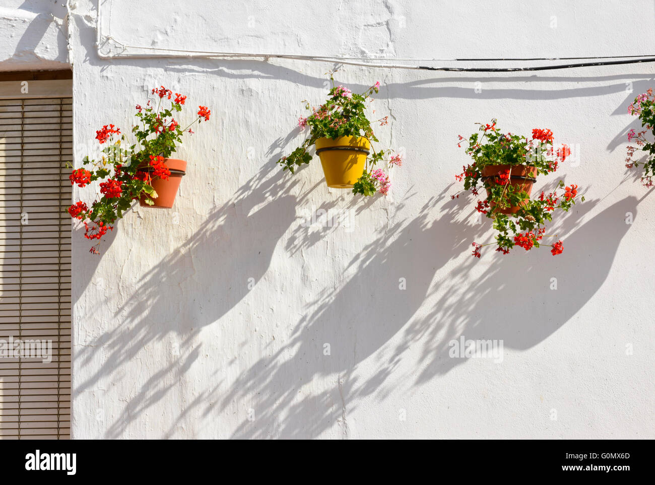 Andalusien Spanien Blumentöpfe Sonnenschein Blumen Stockfoto