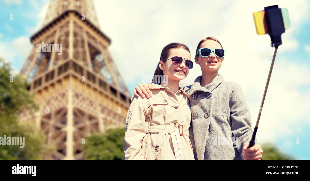 Mädchen mit Smartphone Selfie stick am Eiffelturm Stockfoto