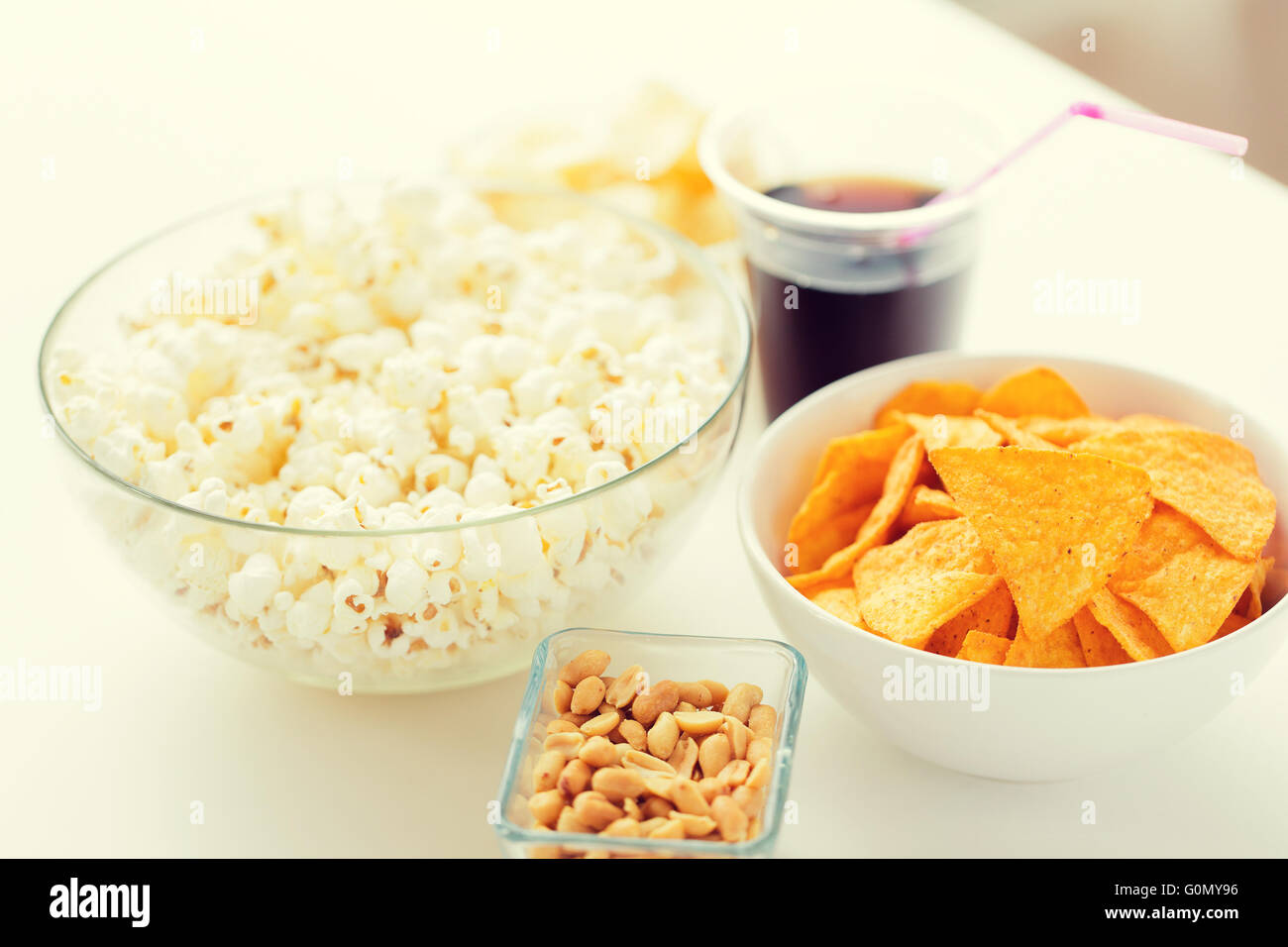 Nahaufnahme von Popcorn und Mais Chips oder nachos Stockfotografie Alamy