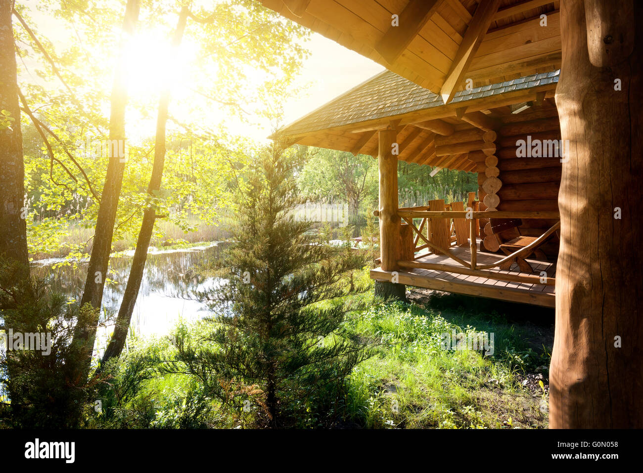 Holzhaus und Teich im sunrise Stockfoto