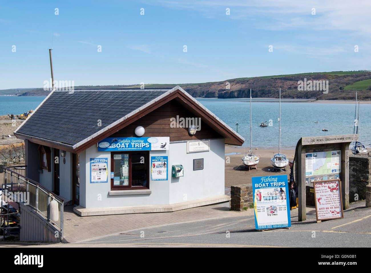 County Council Hafenamt Werbung Dolphin Schmierblutungen und Ausflüge mit dem Boot vom Hafen Angeln. New Quay Wales UK Stockfoto