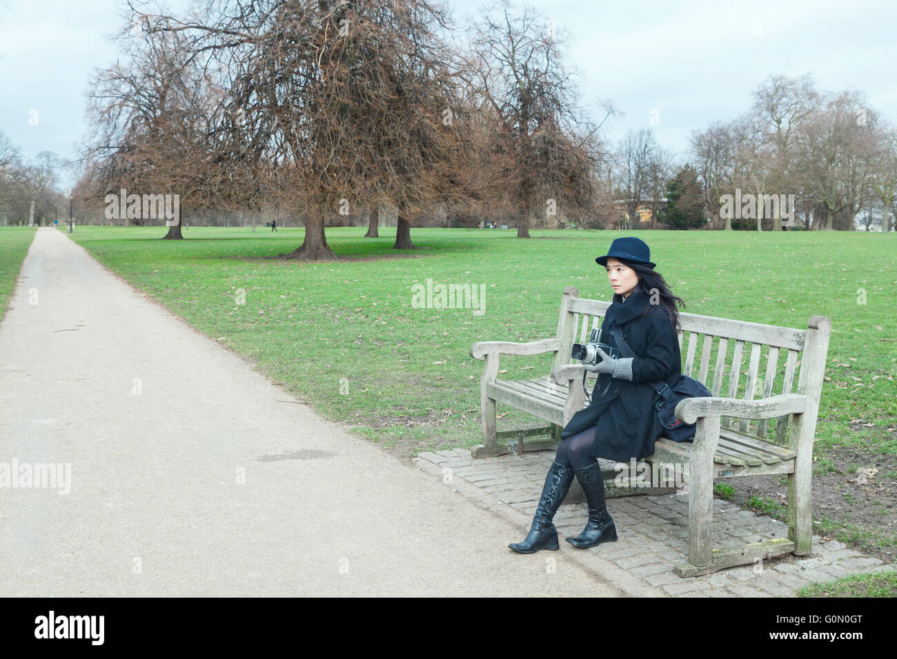 Koreanerin mit Hasselblad-Kamera im Hyde Park, London, 2015 Stockfoto