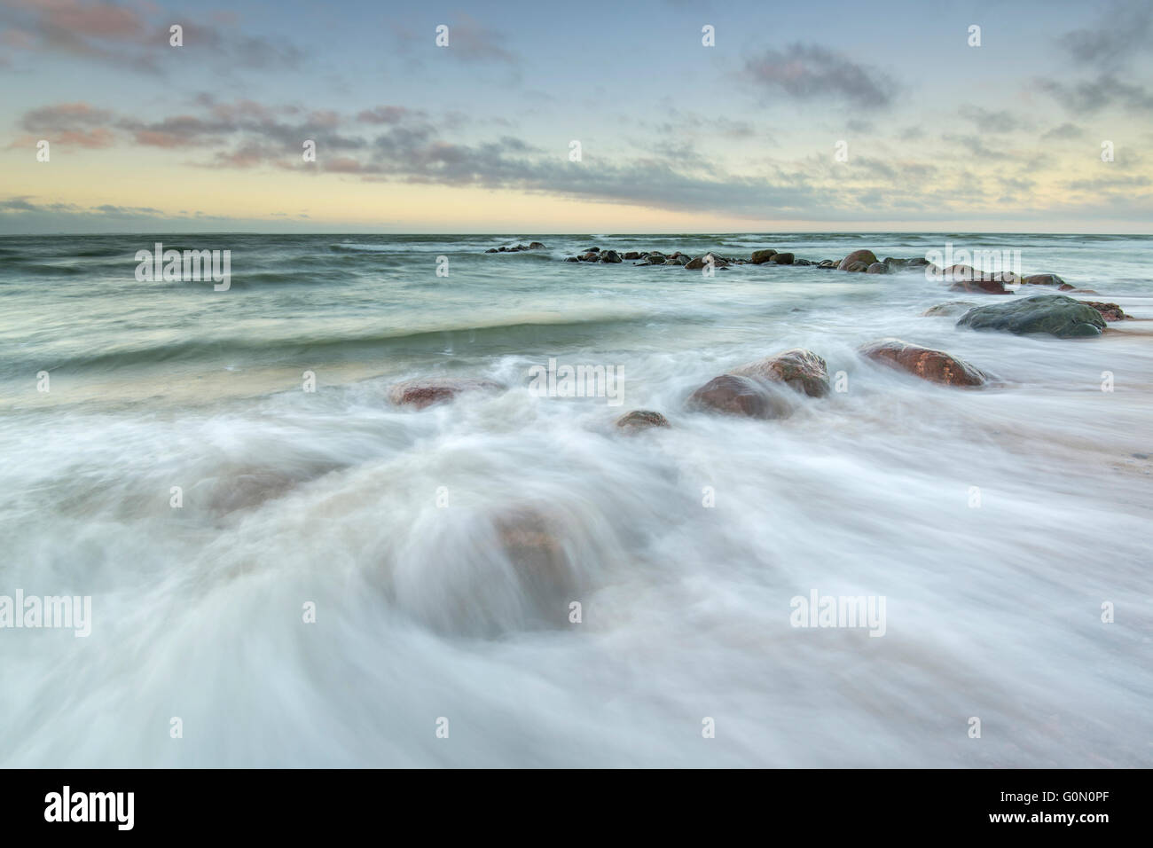 Wellen an der Küste des Meeres Stockfoto