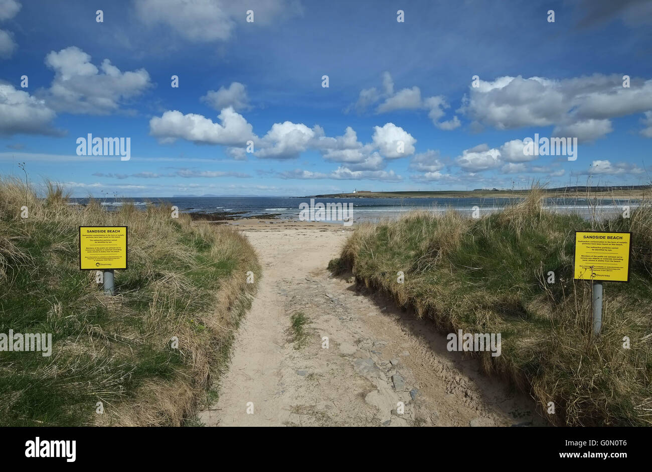 20.04.2016, Warnung Zeichen der radioaktiven Belastung in Form von metallischen Partikel am Sandside Strand, Reay, Caithness, UK Stockfoto