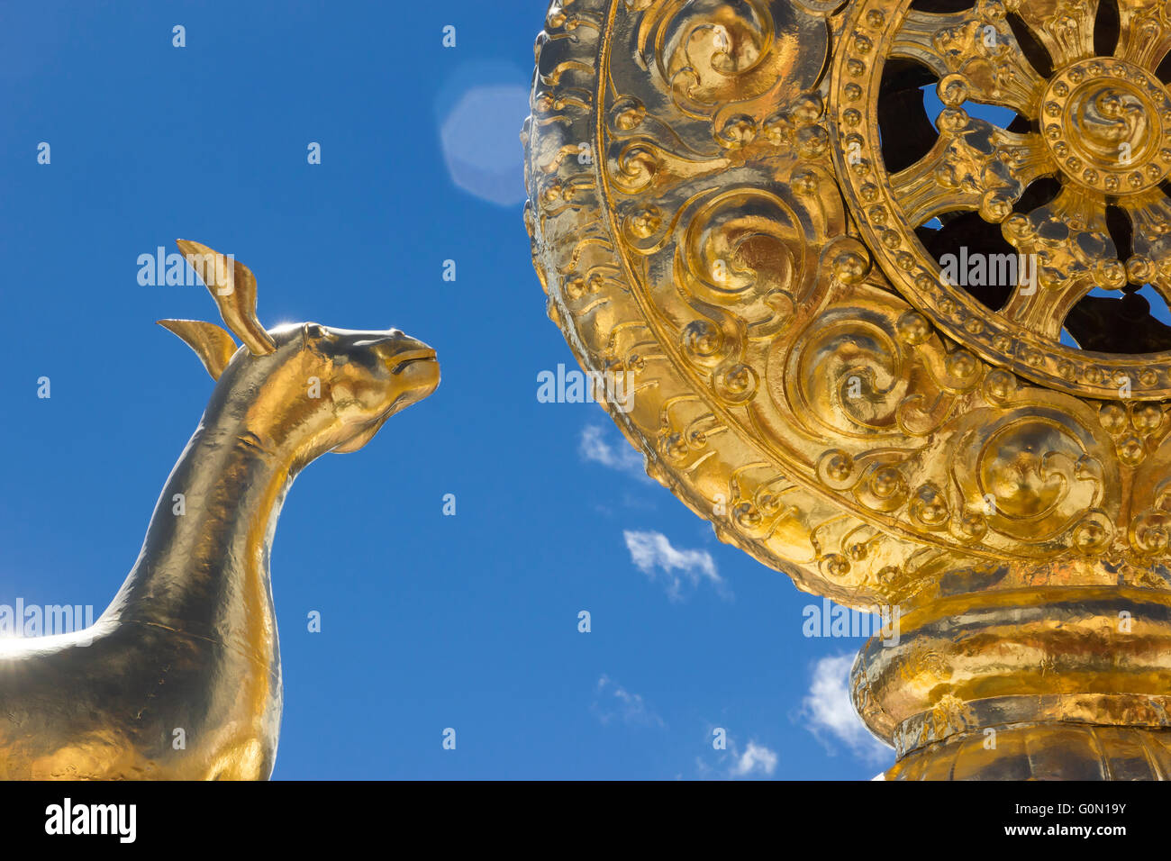 Goldene Ikonen vor blauem Himmel im Kloster im Shangri-La, Yunnan Provinz, China Stockfoto