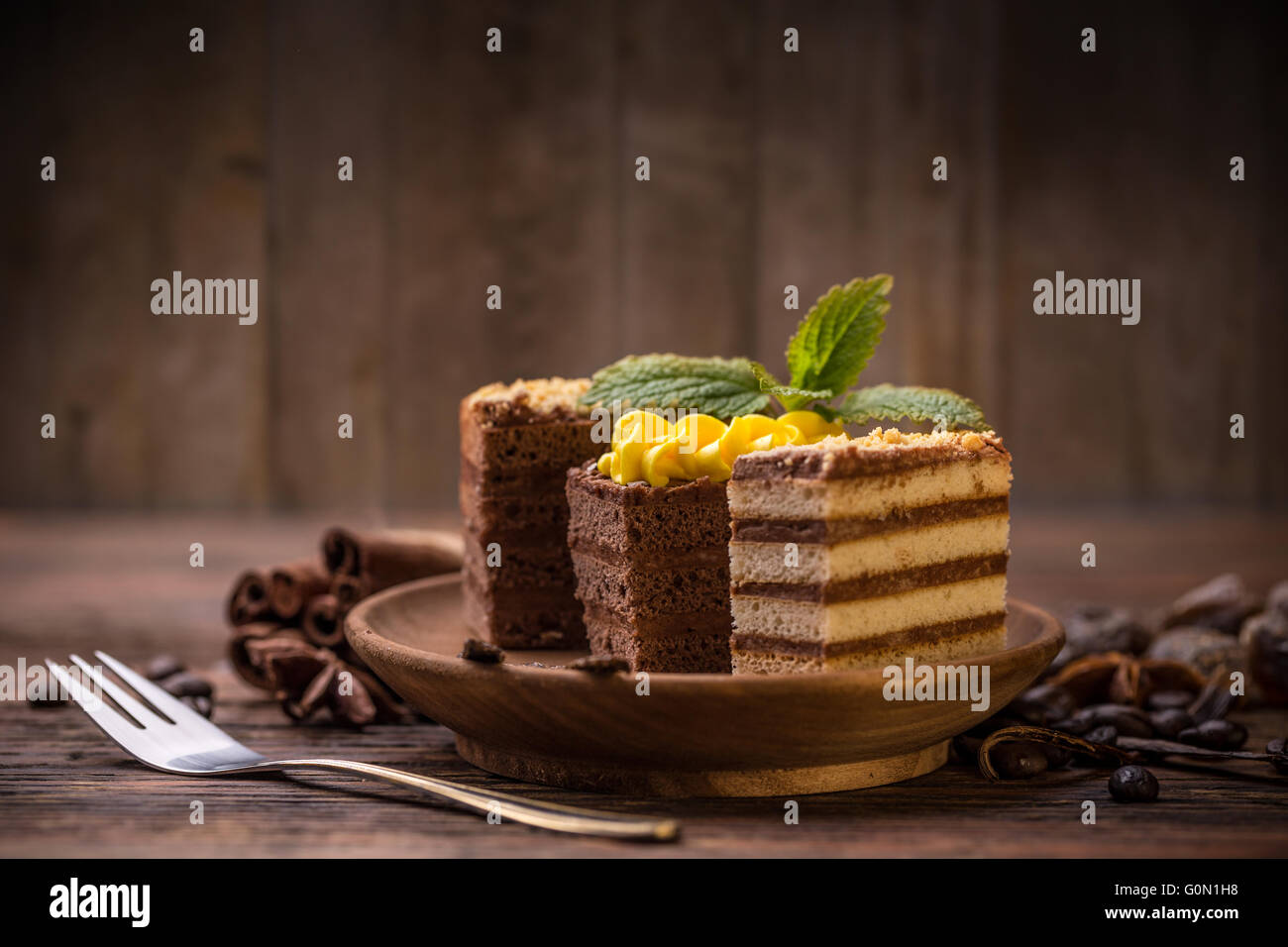 Verschiedene Kuchen Stücke von Schokolade und Kaffee-Füllung Stockfoto