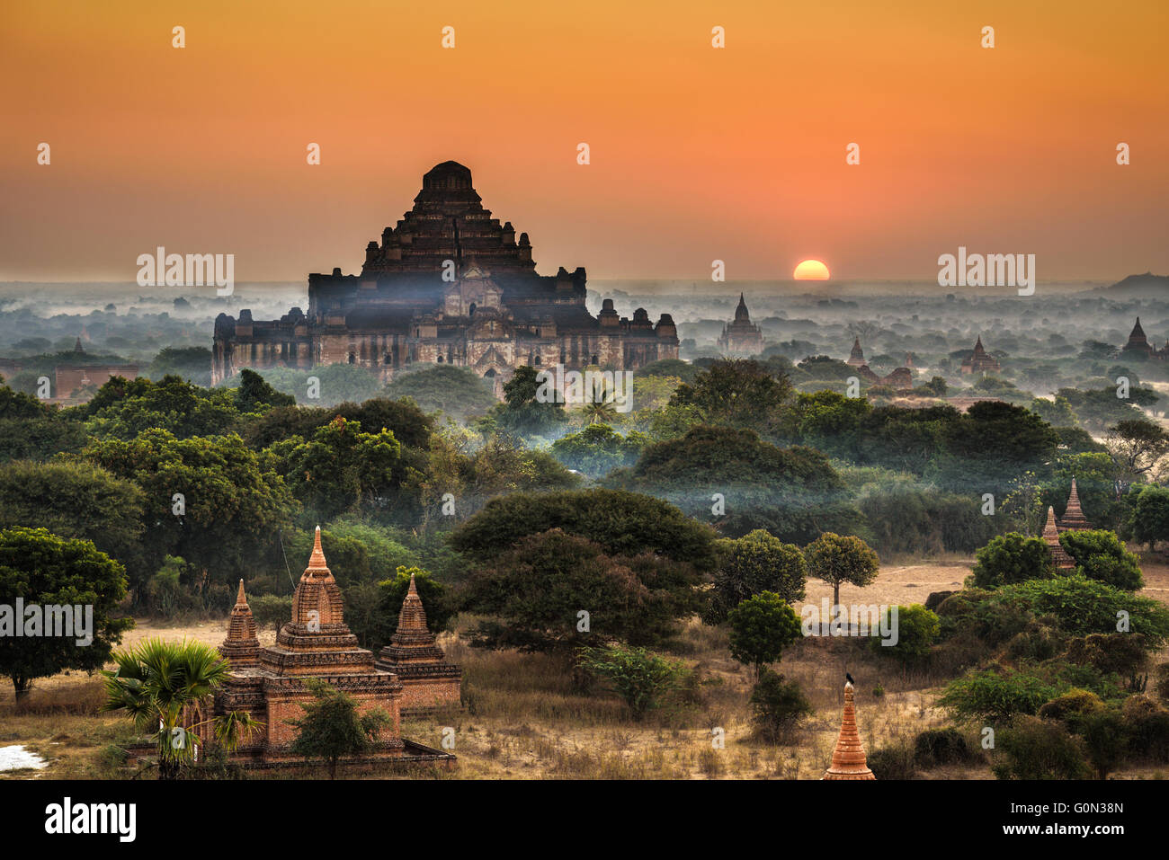 Malerischen Sonnenaufgang über Bagan in Myanmar. Bagan ist eine alte Stadt mit Tausenden von historischen buddhistischen Tempeln und Stupas. Stockfoto