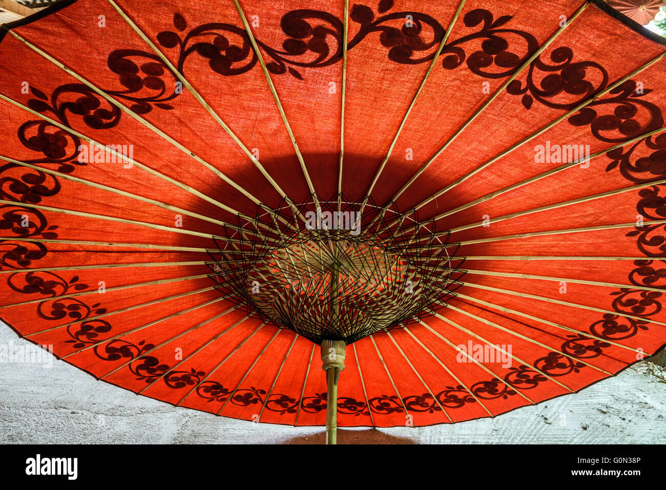 Traditionellen roten Regenschirm in Myanmar Stockfoto