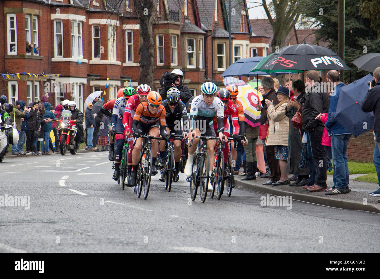 Le Tour de Yorkshire durchzieht Northallerton, North Yorkshire am 1. Mai 2016 Stockfoto