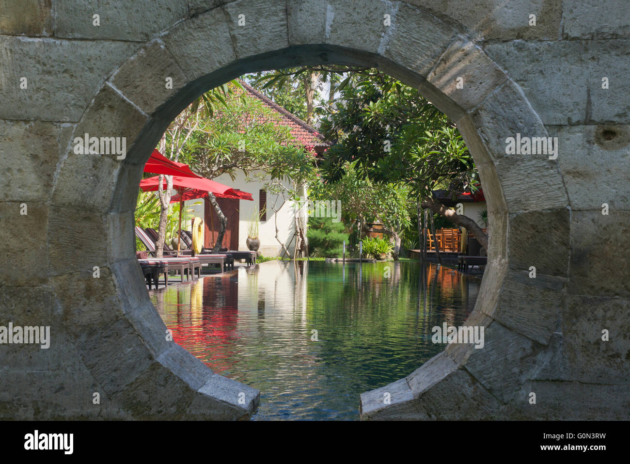 Mond-Tor und Pool Bali Nusa Dua Hotel Indonesien Stockfoto