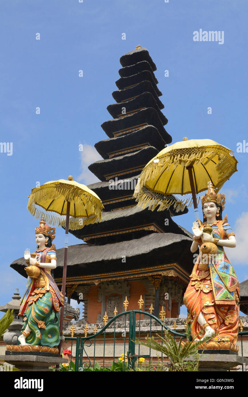 Weibliche Statuen zwei Wächter Pura Ulun Danu Bratan Hindu buddhistischen Tempel Bedugul Bali Indonesien Stockfoto