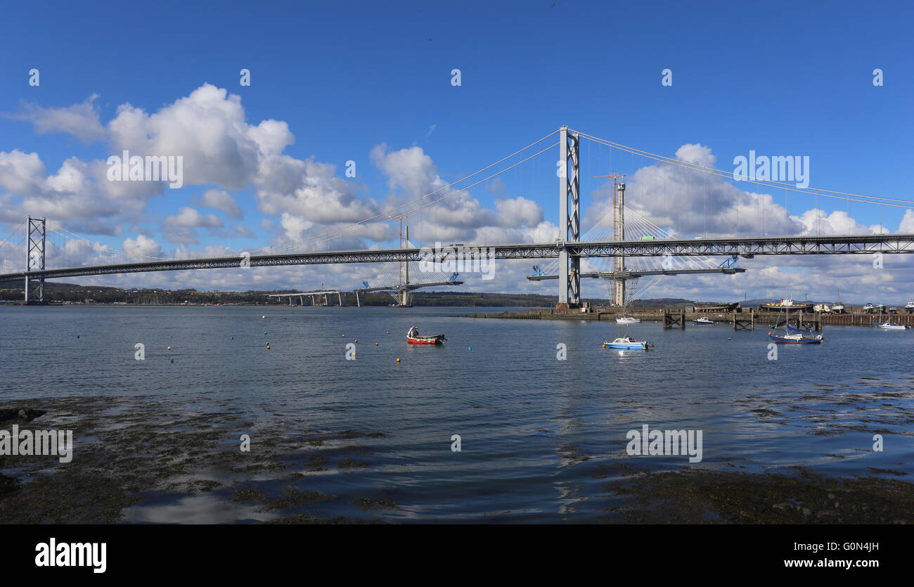 Forth Road Bridge und Queensferry Crossing im Bau Firth von weiter Schottland April 2016 Stockfoto