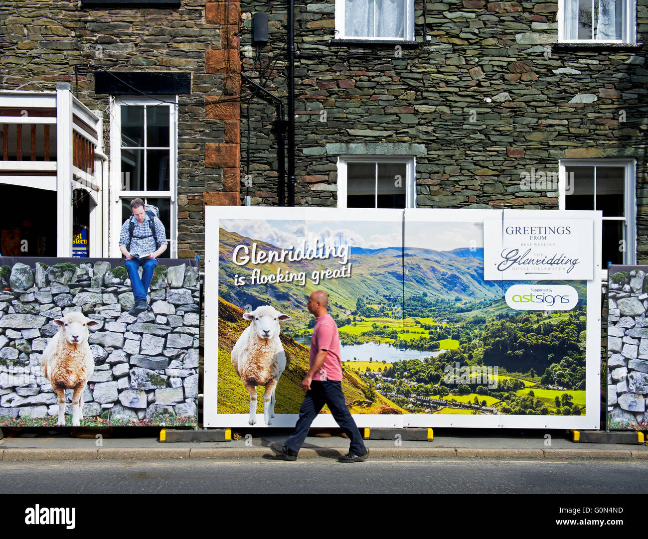 Mann zu Fuß vorbei an Schild errichtet vor dem Glenridding Hotel, Glenridding, Nationalpark Lake District, Cumbria, England UK Stockfoto