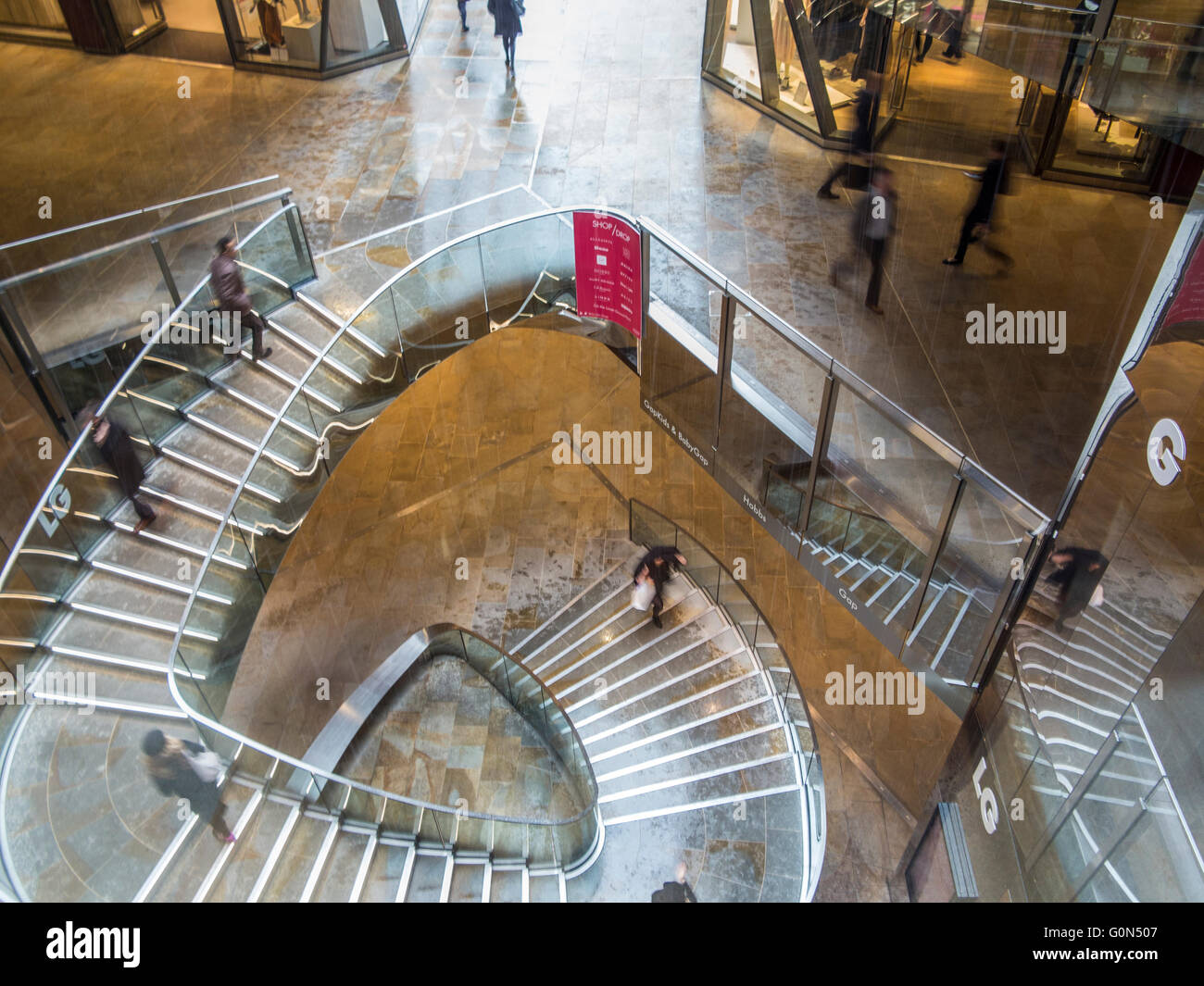 Treppe in eine neue Änderung Einkaufszentrum in der City of london Stockfoto