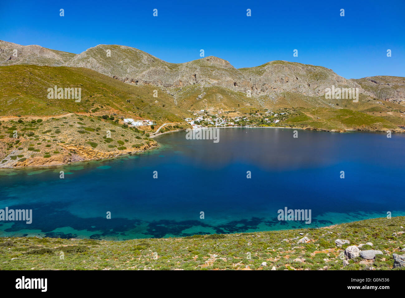Blaues Meer und die Berge bei Emborios Bay Kalymnos, Griechenland Stockfoto
