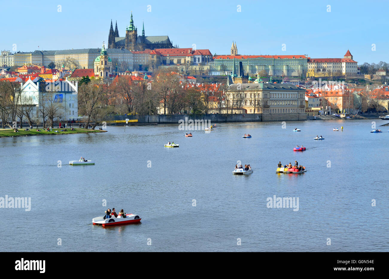 Prag, Tschechische Republik. Tretboote zu mieten an der Moldau - Burg und die Kathedrale im Hintergrund Stockfoto