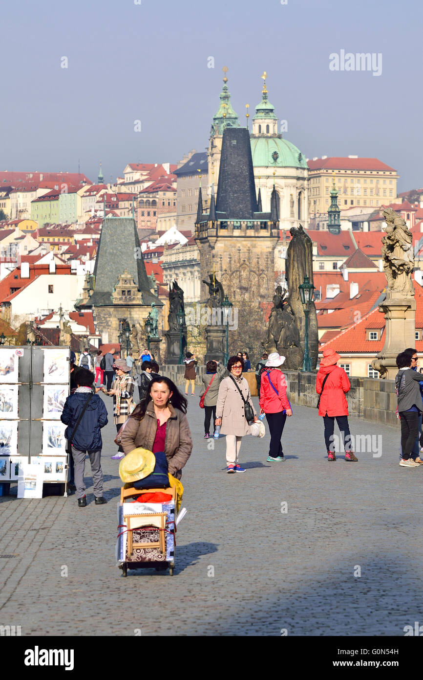 Prag, Tschechische Republik. Karlsbrücke (Karluv am meisten) Touristen und Künstler Stockfoto