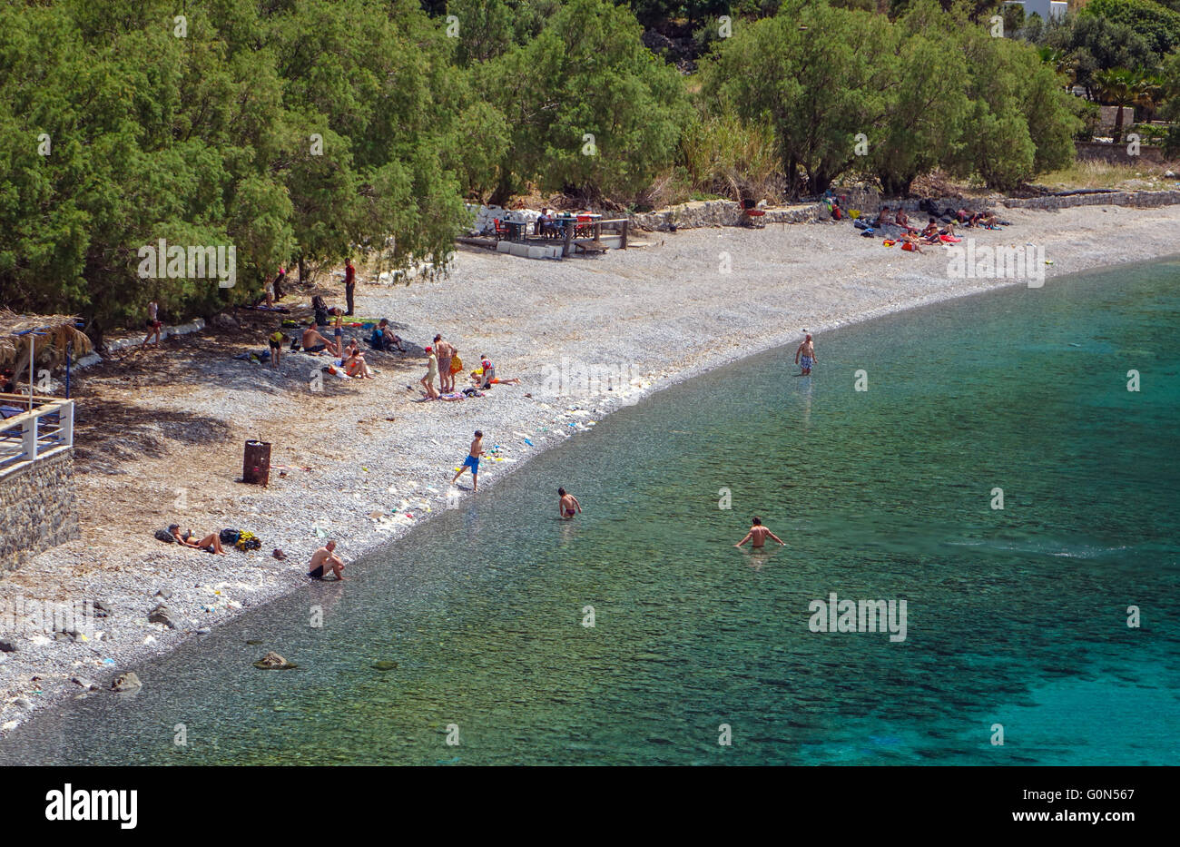 Menschen am Strand und im Meer mit Müll Müll Müll herum Stockfoto