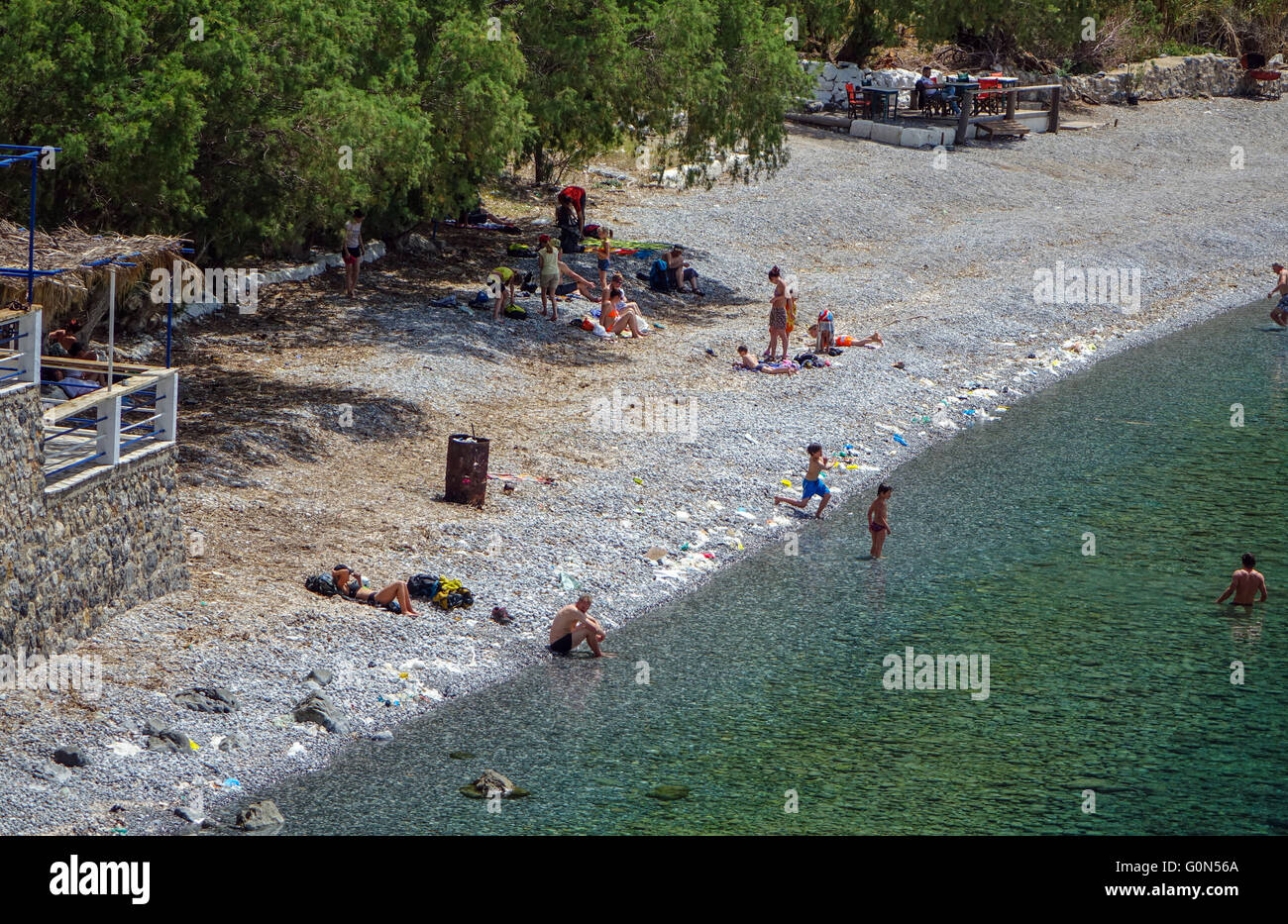 Menschen am Strand mit Müll Müll Müll herum Stockfoto