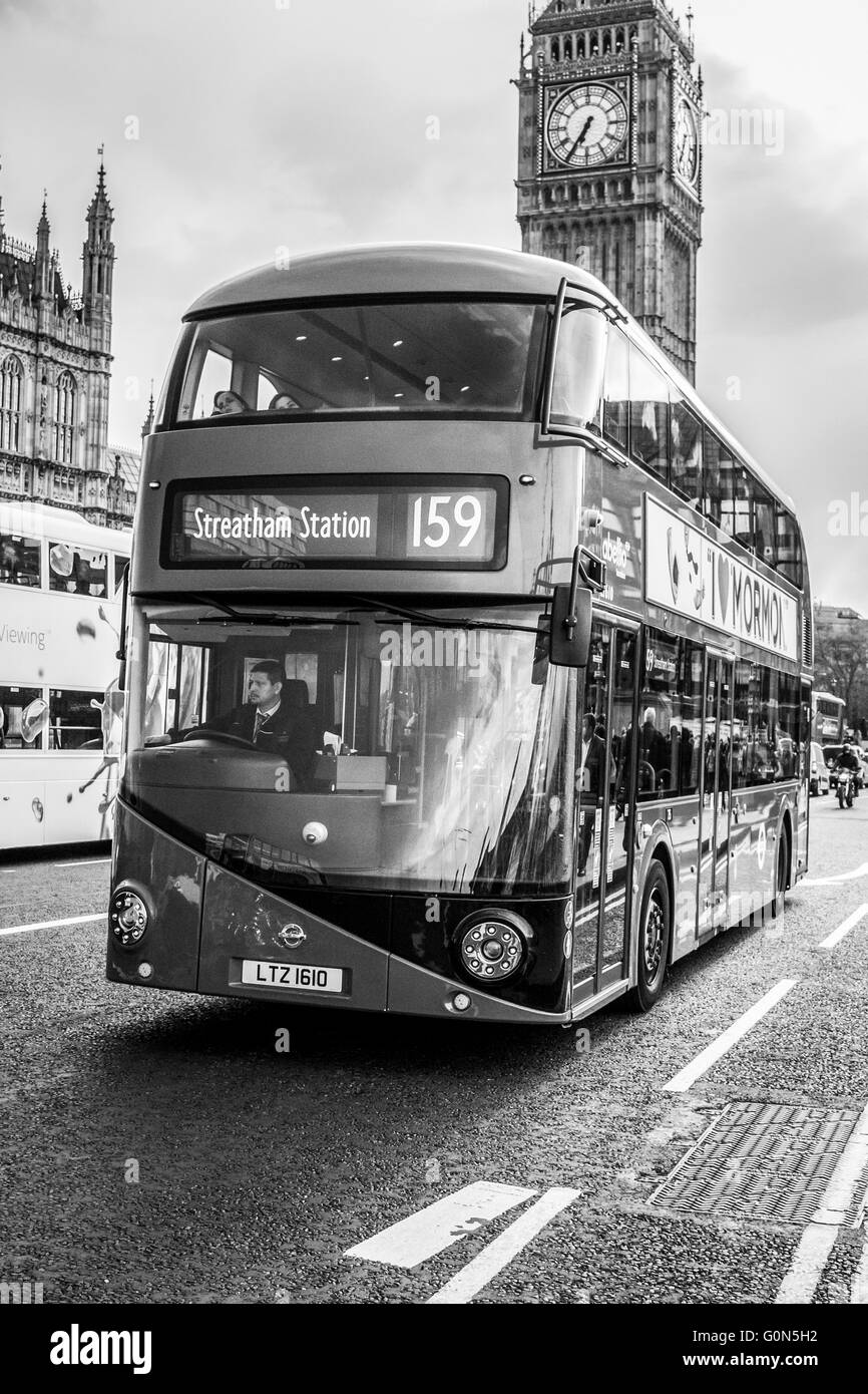 159 bus über Westminster Brücke, London Stockfoto