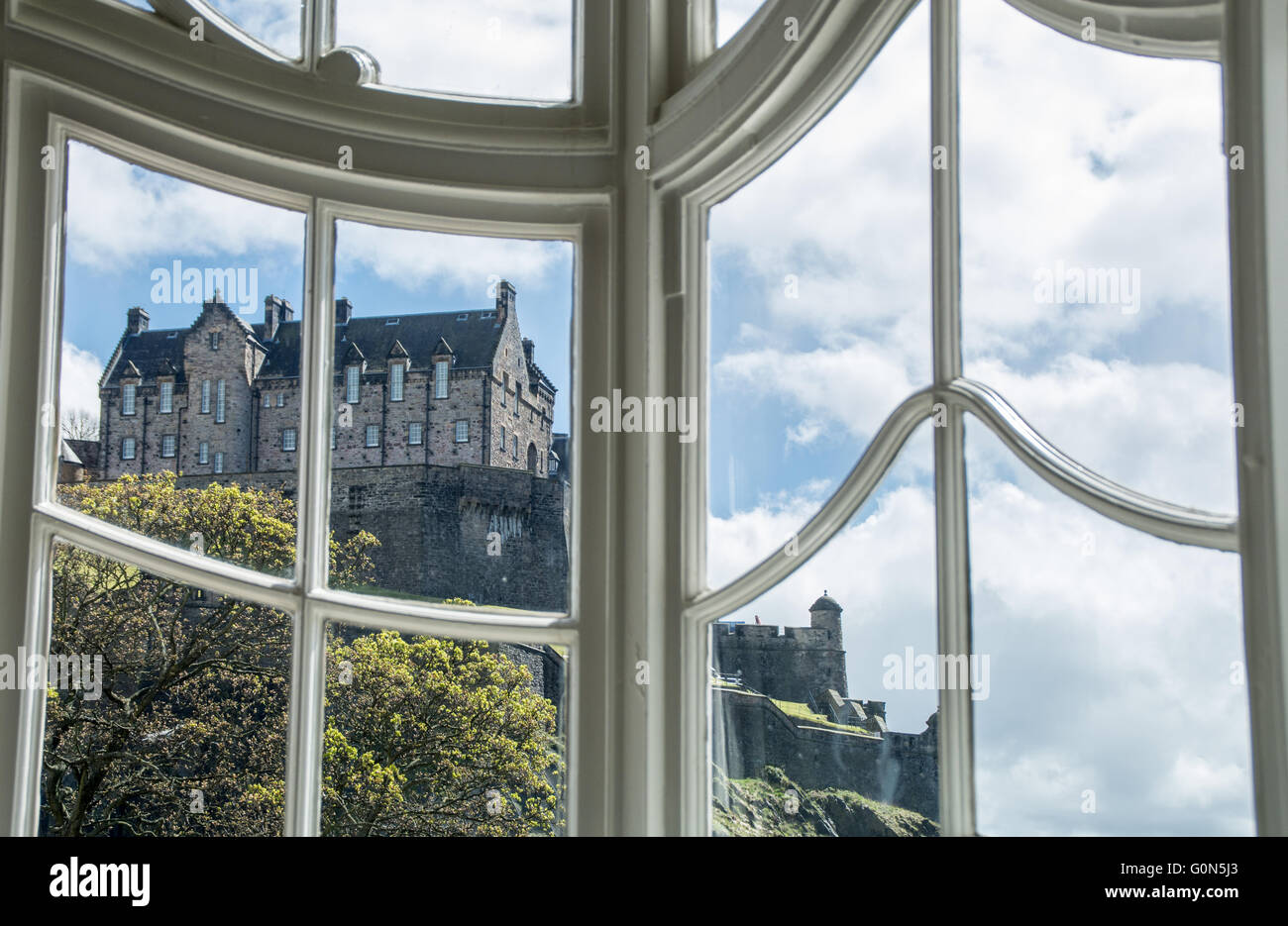 Edinburgh Castle auf die Landzunge, genommen durch einen viktorianischen Fensterrahmen. Edinburgh, Schottland Stockfoto