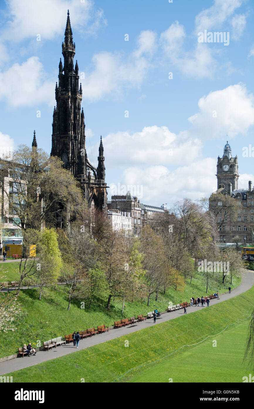 Das Scott Monument als Bestandteil der Skyline von Edinburgh mit Princes Street Gardens im Vordergrund Stockfoto