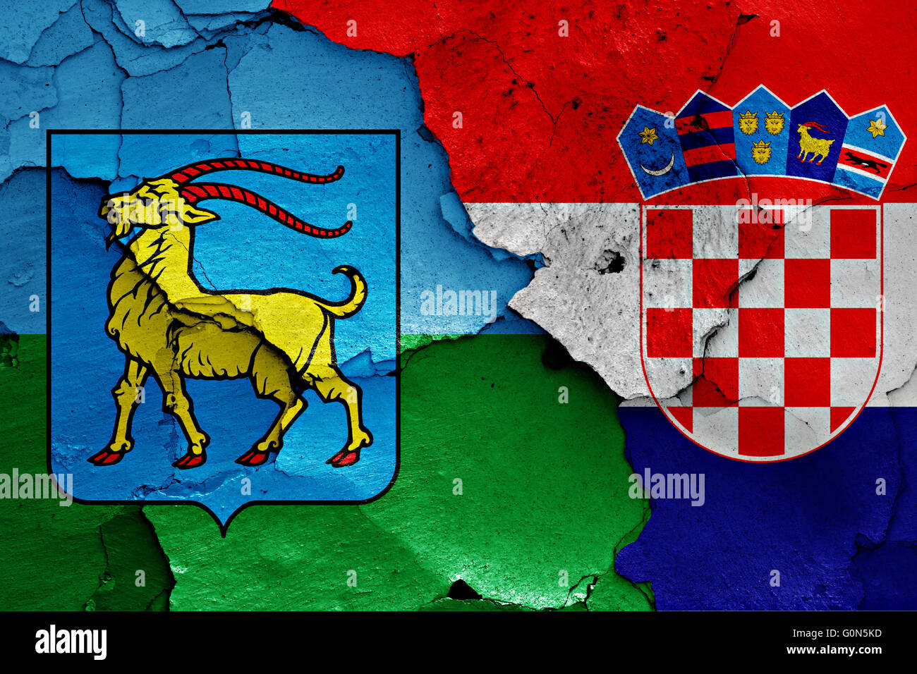 Flagge von Istrien und Kroatien auf rissige Wand gemalt Stockfoto