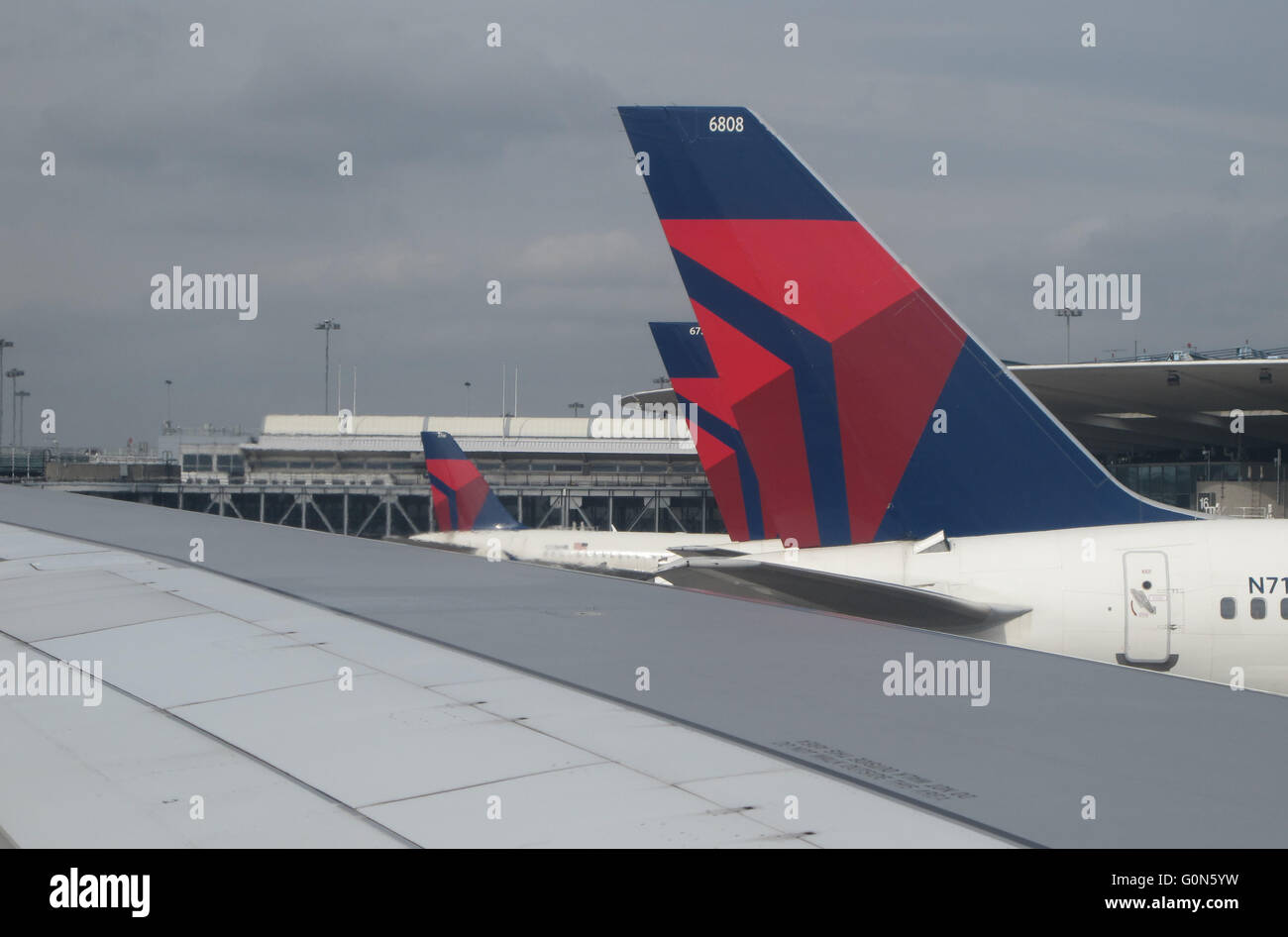 JFK International Airport, New York. Delta Airlines Jetliner am Delta Terminal 3 Stockfoto