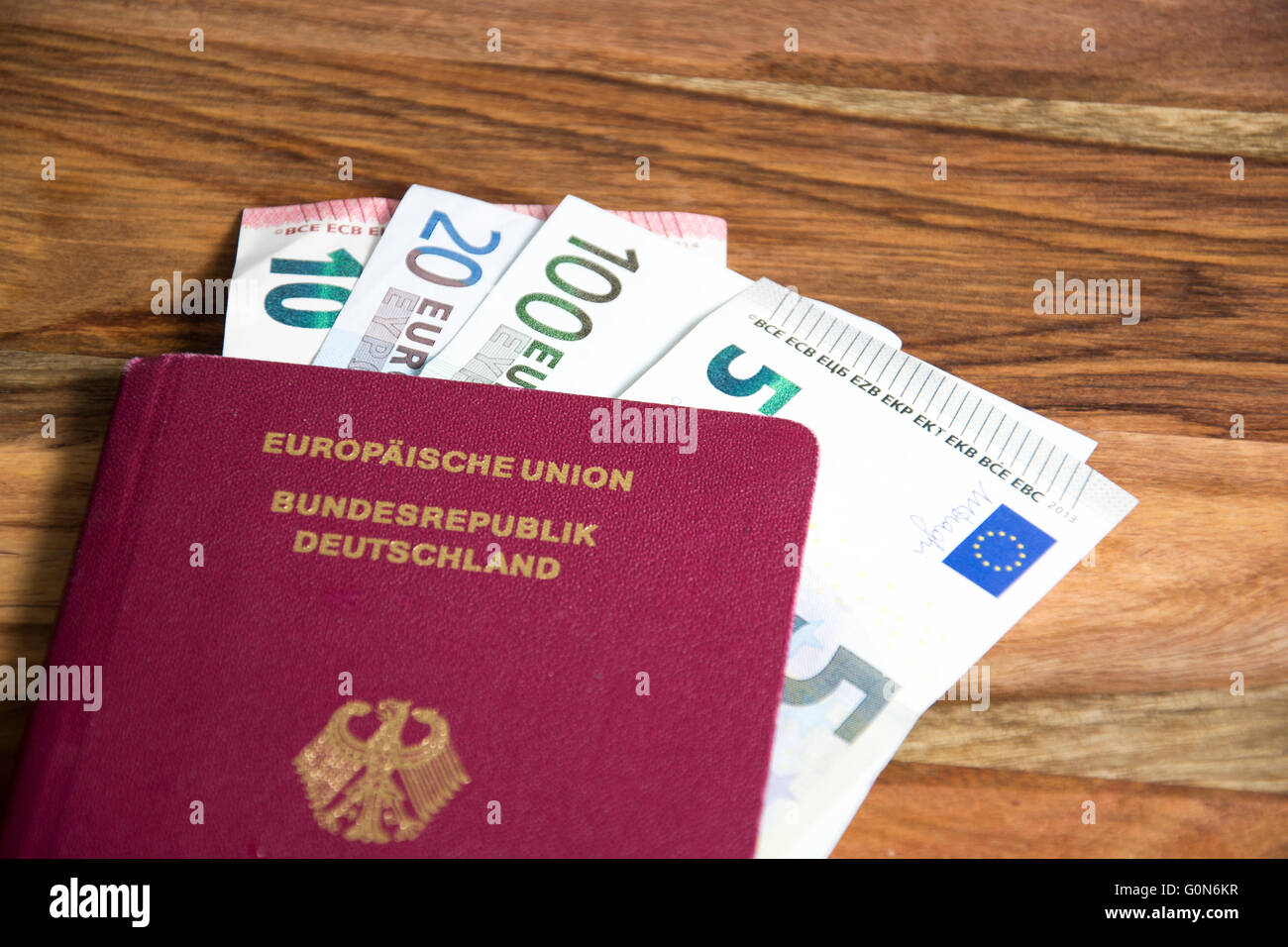 Reisepass mit Euro Stockfoto