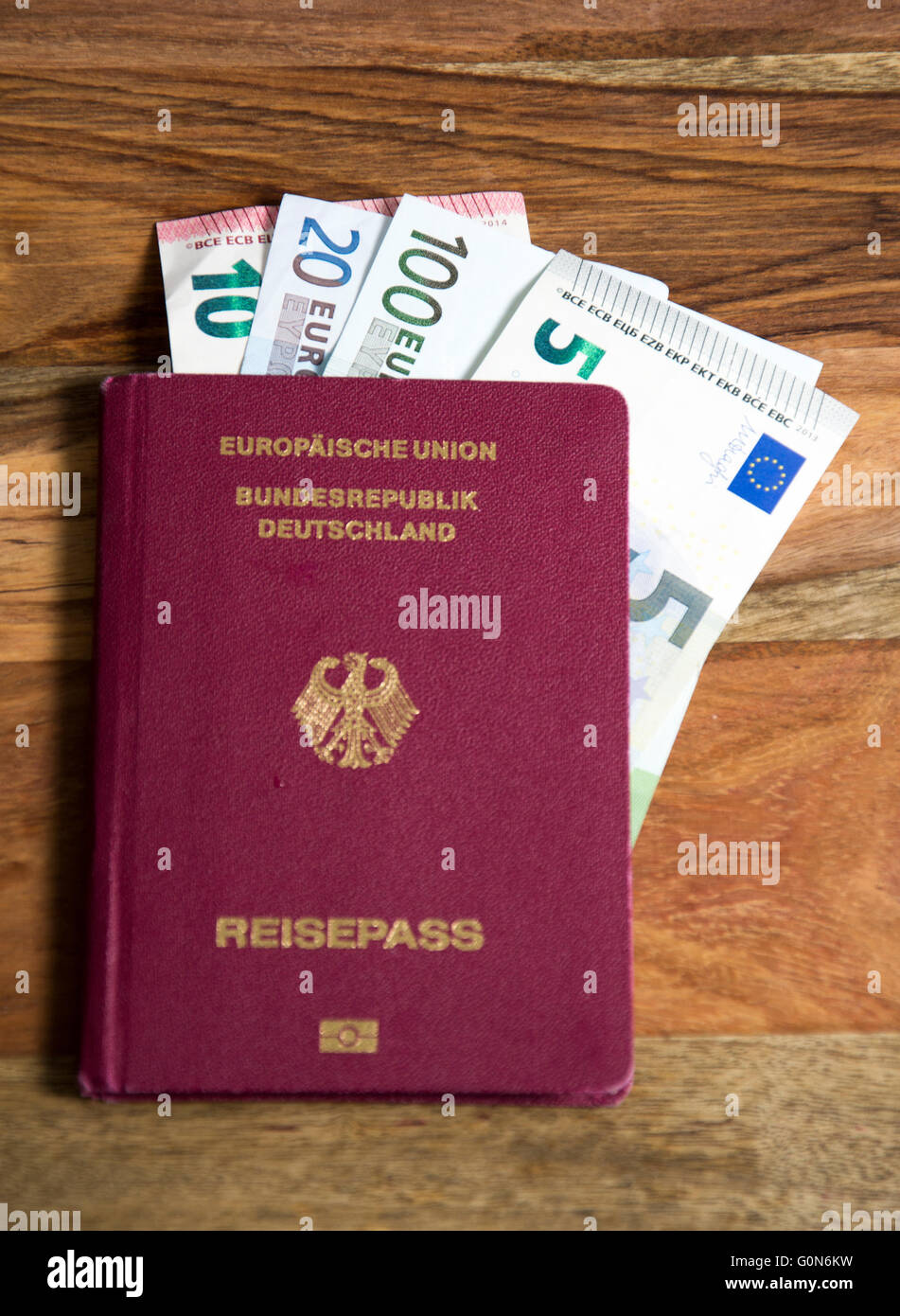 Reisepass mit Euro Stockfoto