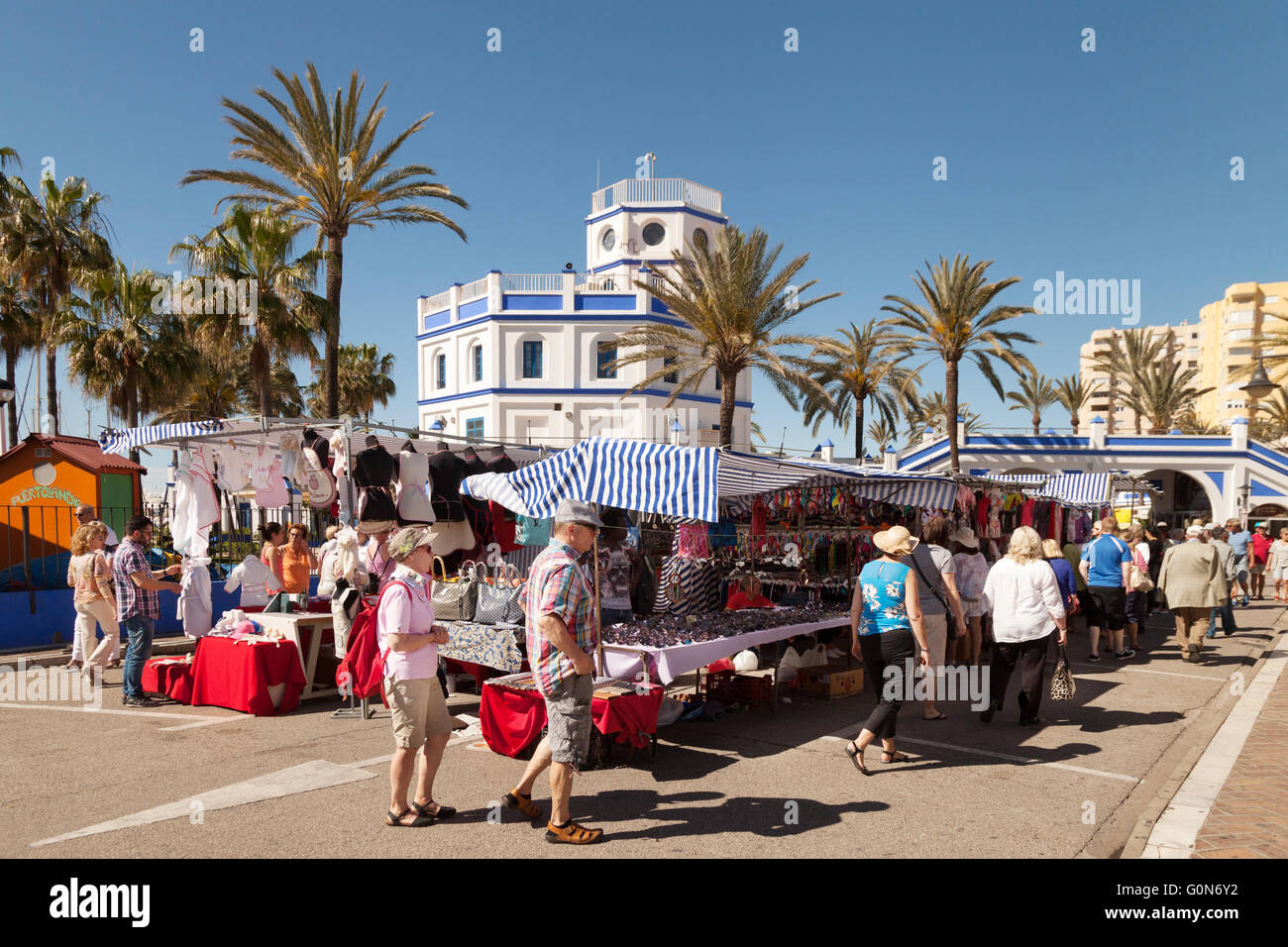 Touristen und Einheimische einkaufen in der Frühlingssonne Estepona Markt, Estepona, Andalusien, Costa Del Sol, Spanien Europa Stockfoto
