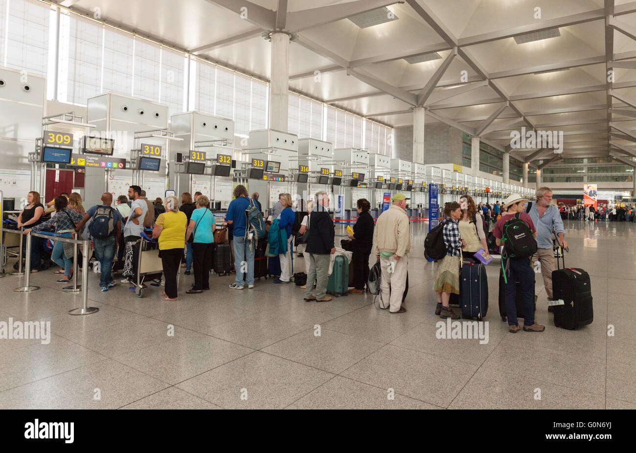 Menschen anstehen am Check-in Schalter, terminal 2, Malaga Flughafen Innenraum, Costa Del Sol, Spanien Europa Stockfoto
