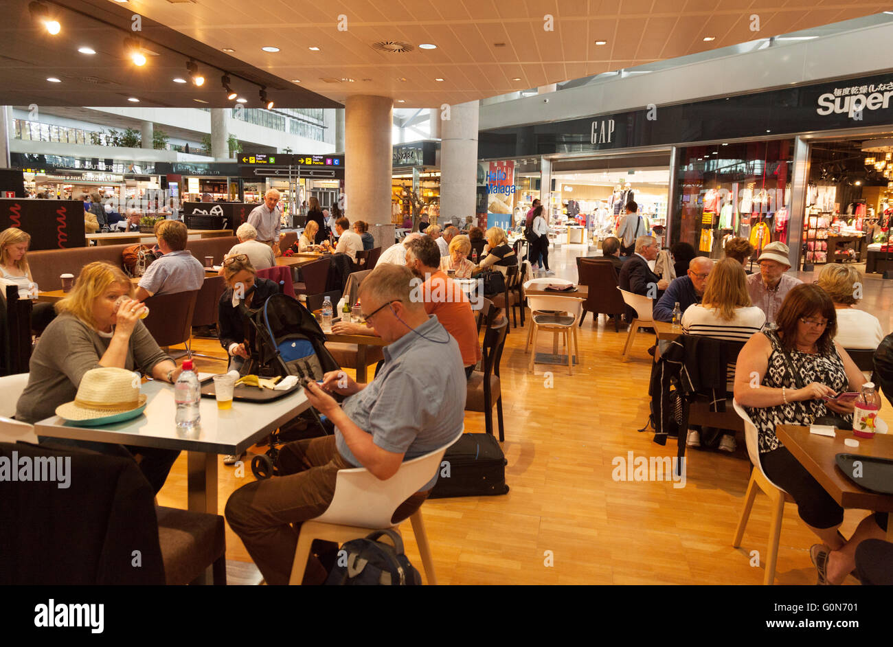 Luft-Reisende Essen in der Abflug-Lounge-Restaurant, terminal 2, Malaga Flughafen, Costa Del Sol, Spanien, Europa Stockfoto