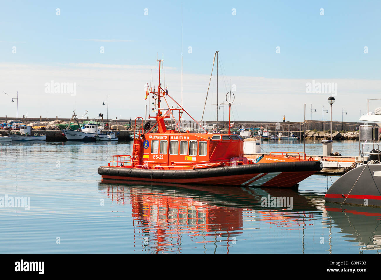 Spanische Rettungsboot vertäut im Hafen von Estepona, Costa Del Sol, Spanien Europa Stockfoto