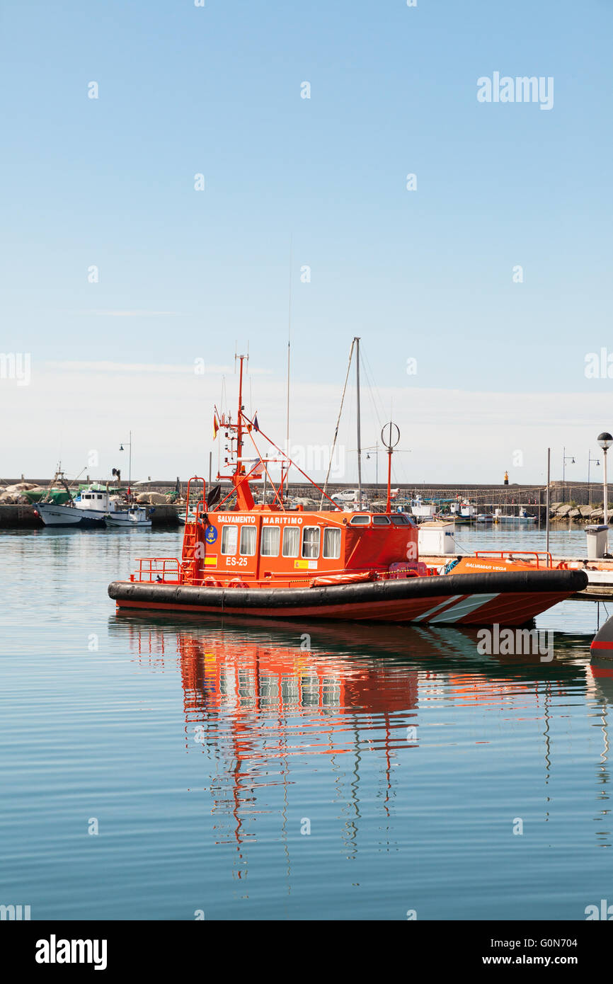 Spanische Rettungsboot vertäut im Hafen von Estepona, Costa Del Sol, Spanien Europa Stockfoto