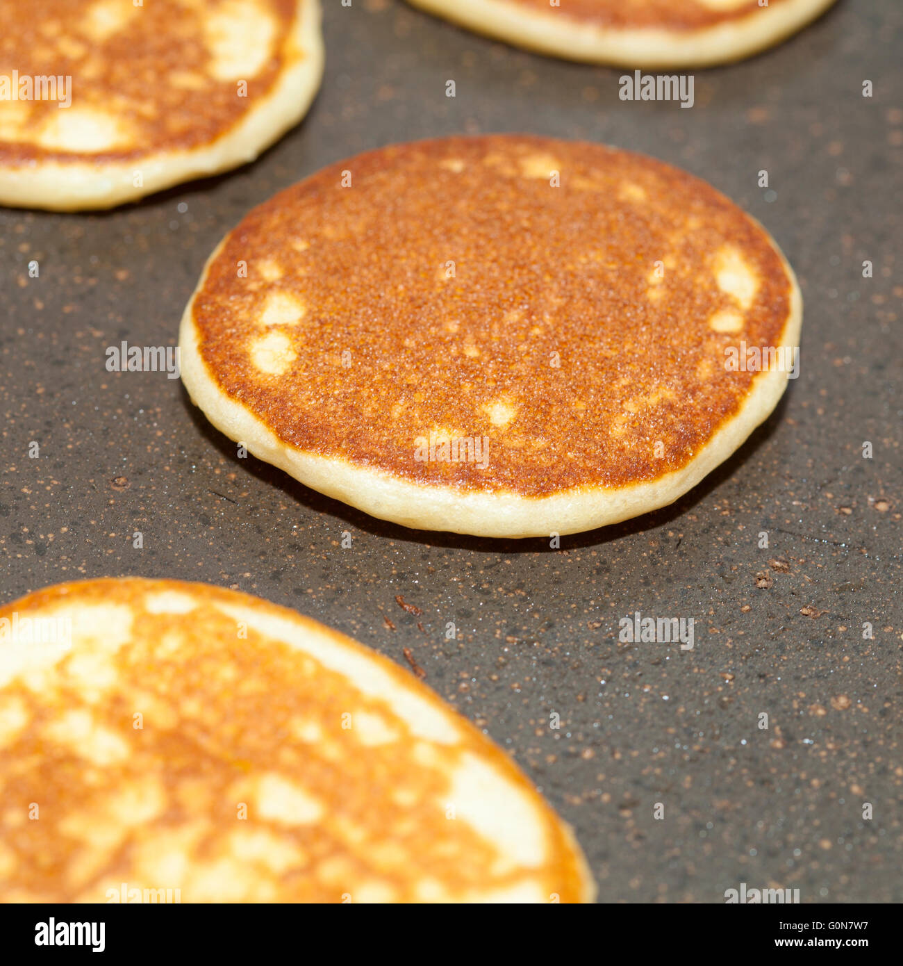 Herstellung von dicken Kartoffelkuchen mit Joghurt Stockfoto