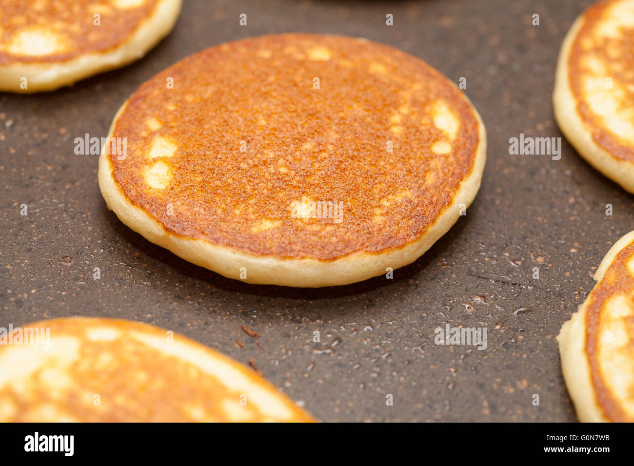 Herstellung von dicken Kartoffelkuchen mit Joghurt Stockfoto