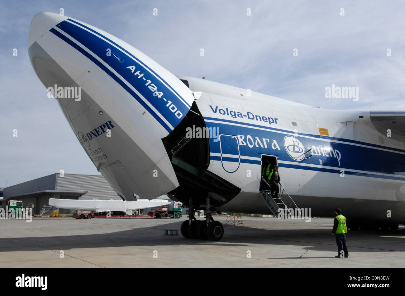 Volga-Dnepr Airlines, Antonov An-124-100 kommerzielle Transportflugzeuge. Prüfkopf Anhebung um vorwärts Corgo Eintrag anzuzeigen. Stockfoto