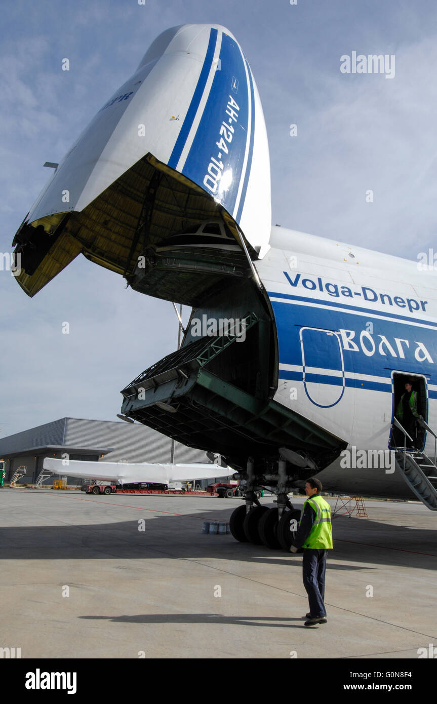 Volga-Dnepr Airlines, Antonov An-124-100 kommerzielle Transportflugzeuge. Prüfkopf Anhebung um vorwärts Corgo Eintrag anzuzeigen. Stockfoto