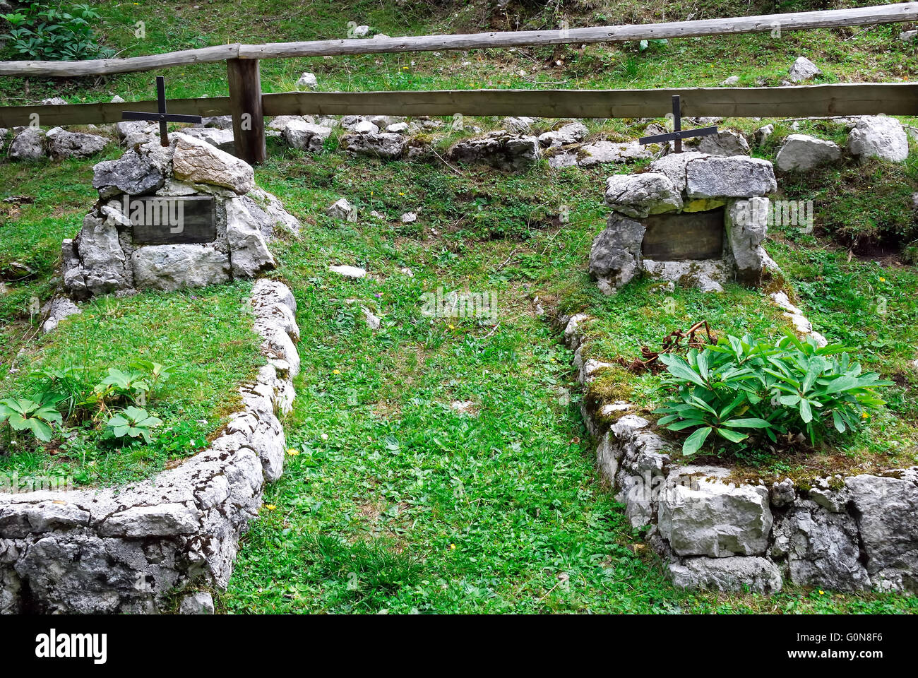 Slowenien, Vrsic-Pass. Der russische Soldatenfriedhof in der Nähe der russischen Kapelle. Die russische Kapelle wurde von den russischen Gefangenen während des großen Krieges gebaut. Sie wurden in den Bau der Straße nach Trenta Tal eingesetzt. Die russischen Gefangenen widmete die Kapelle in Erinnerung an 300 Mitgefangenen, die unter einer Lawine starb während der Arbeit an der Straße. Vladimir Putin folgten der Einladung des slowenischen Präsidenten Borut Pahor, die Kapelle auf dem 100. Jahrestag des Gebäudes am 31. Juli 2016 zu besuchen. Stockfoto