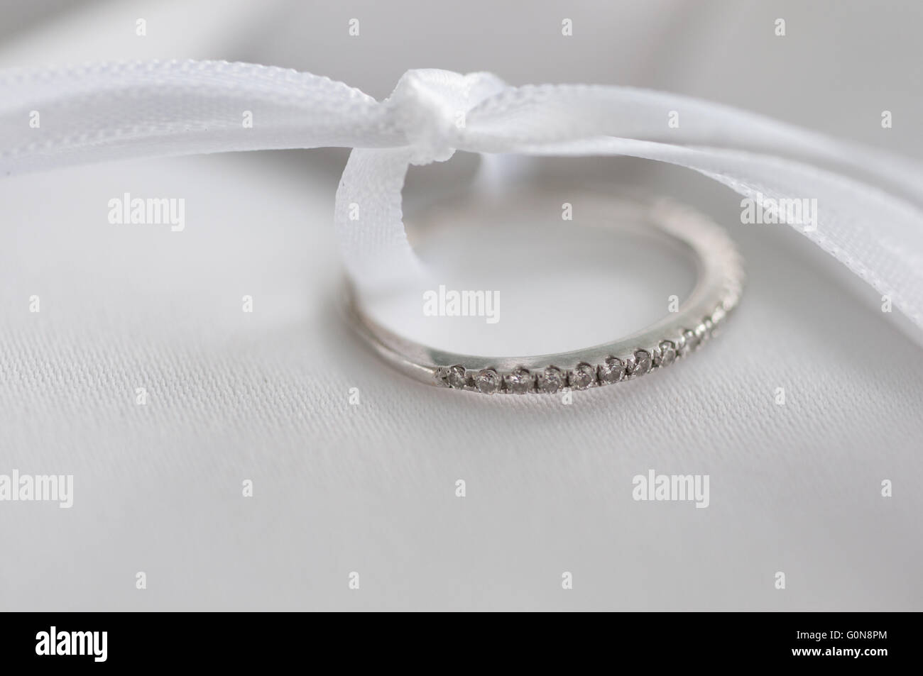 Hochzeit-Detail - Ehering und Kissen Stockfoto