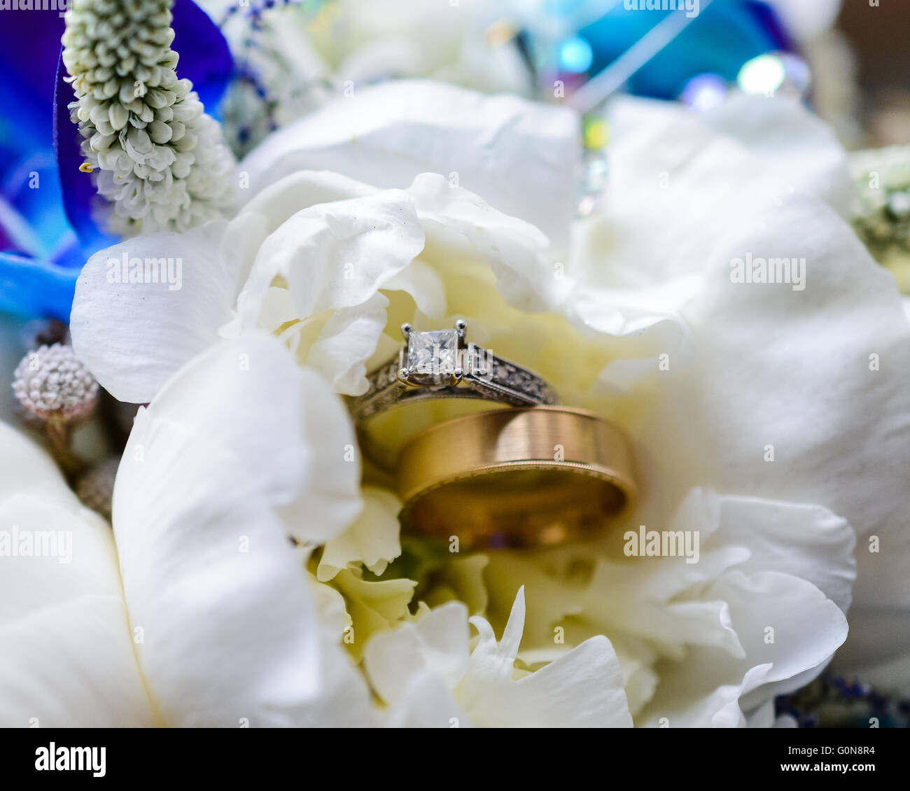Hochzeit-Detail - Blumen und Ringe Stockfoto