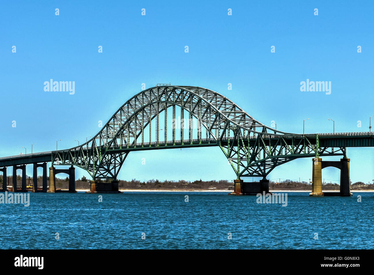 Die Insel Einlass Feuerbrücke, ein integraler Bestandteil des Robert Moses Causeway, ist eine zweispurige, Stahl Bogen Spanne mit einer Betondecke Stockfoto